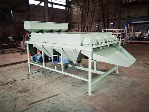 该粮食抛光机具有设计合理、移动方便、工作可靠、通用性好运转平稳、效率高、破碎低、易操作外型美观,内部设备保护性强;高密度网孔前门及后门,同时解决设备保护。通风散热等方面的使用要求:结构稳固,尺寸精密,组合式设计,安装容易,内部托盘可根据用户的要求自由上下调整;上部和下部走线通道均可关闭:四风扇设计为柜体内设备散热提供保障:可快速拆卸的左右侧门;可同时安装脚轮和支撑脚;齐全的可选配件。