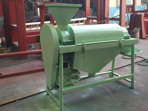 抛光机目前主要有三种型号,1吨、5吨、10吨、配置2.2kw,7.5kw,11kw电机。:是一种较为合理的谷物抛光设备,是本公司借鉴豆类、谷物、鸽粮抛光技术而自主开发的抛光设备。该谷物抛光机的诞生,使豆类、谷物、鸽粮的原粮清理净化工艺简化,效率高。该机主要利用在旋转主轴上安装强力纤维抛擦块,原料在机内受到挤、磨、搓、擦等多种力的作用,可以有效的去除原料颗粒上的杂质,尤其对谷物沟槽中的结灰有独特的消除效果。 抛光机该机主要用于搅拌抛光于一身的物料,抛光效果可通过加工时间长短而定,达到理想效果。设备用途 1. 种子加工前一道去芒设备; 2. 五谷杂粮表面去除灰尘; 3. 增加五谷杂粮表面光洁度亮度; 4. 去除五谷杂粮表面酶点。